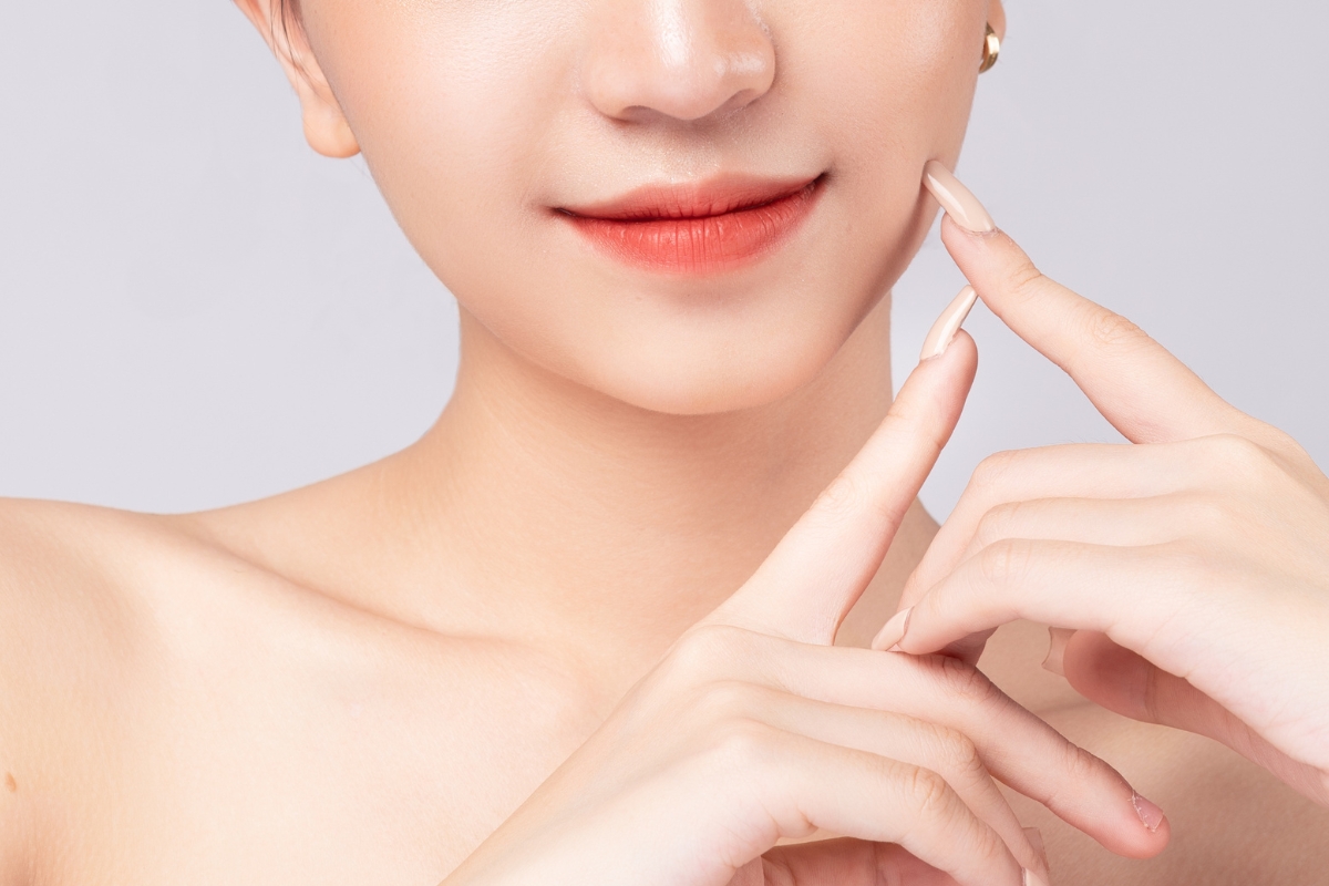 ทรงปากปีกนก ยกมุมปาก
